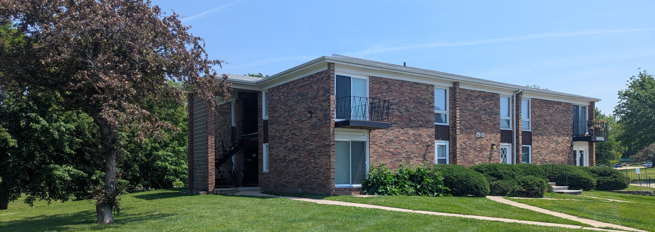 Two bedrooms in James Court from Mason Properties in DeKalb, IL
